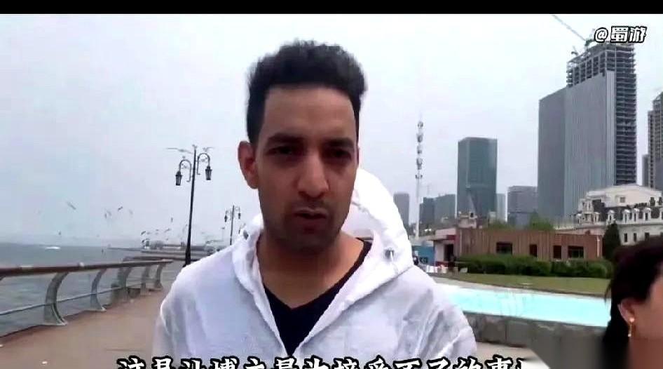 笑死，刚刷到一个印度小哥的吐槽视频。来中国玩了两天，就差指着鼻子骂了。说他在