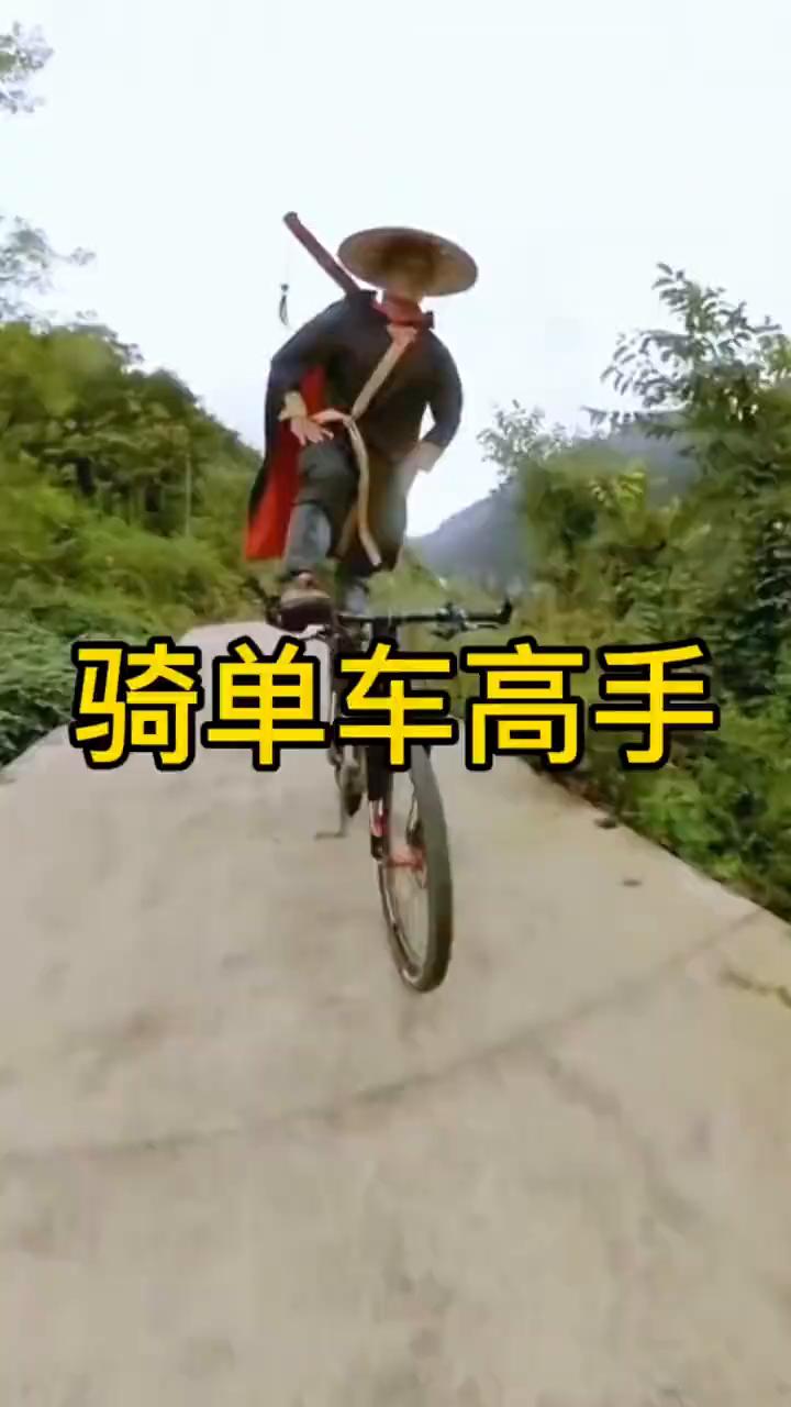 是视频中这位小伙，他被网友称为被大山耽误的车手，他叫李友情。三十五岁来自云南昭通