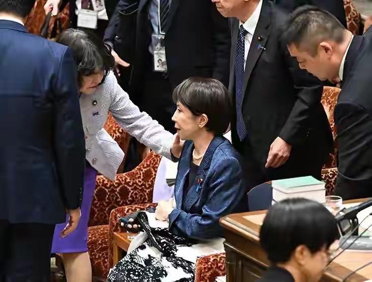 高市早苗突发身体不适！起身困难！3月12日，高市早苗在日本众议院开会后，准备离