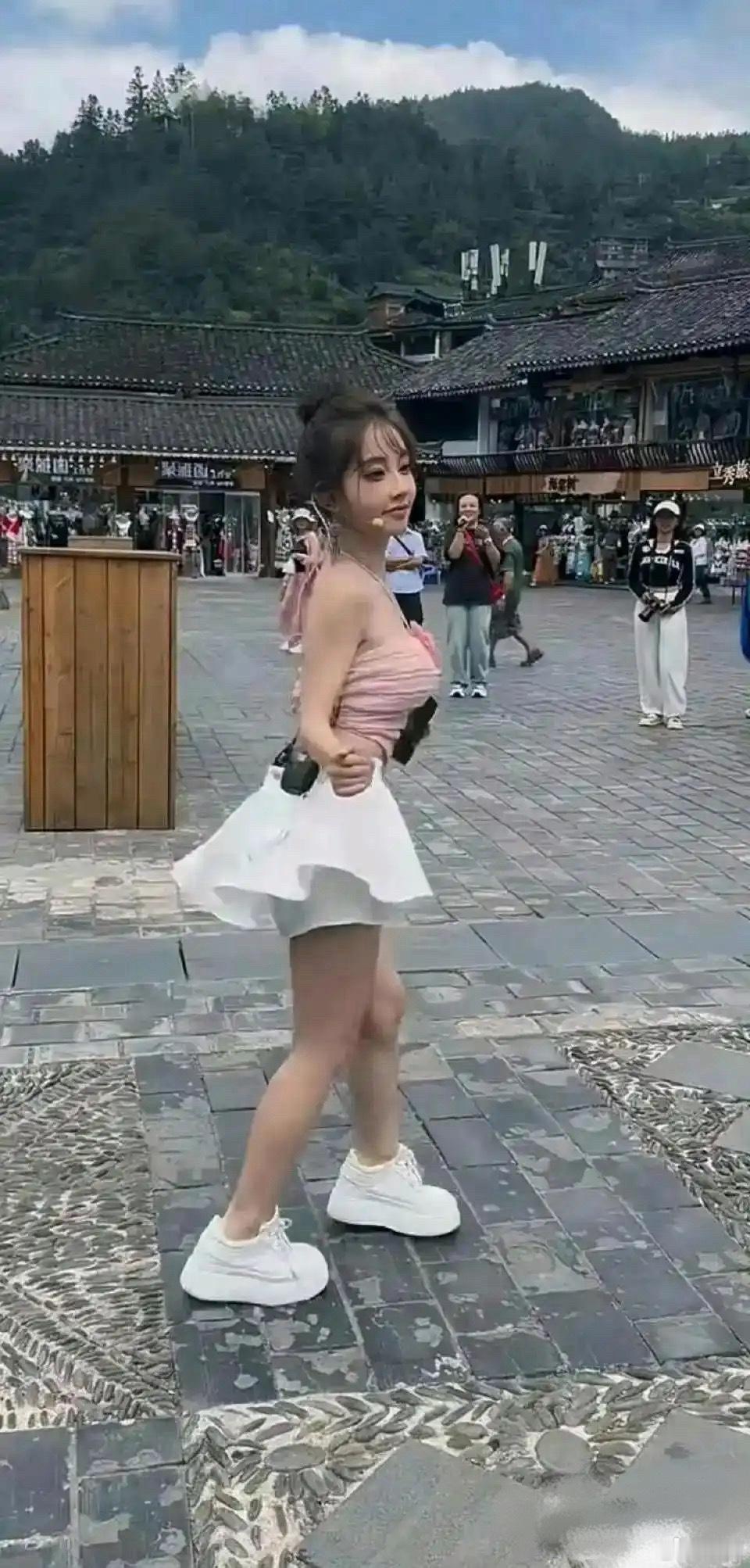 当年的网红一姐冯提莫怎么变这样了？？