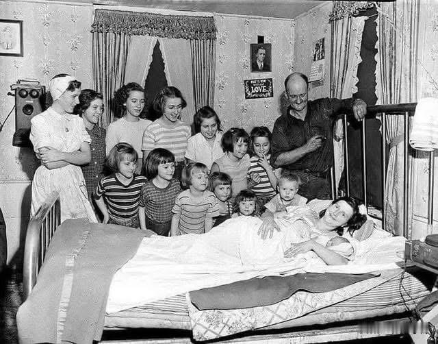 这张黑白照片捕捉到了布鲁克斯家族在1954年10月8日一个具有里程碑