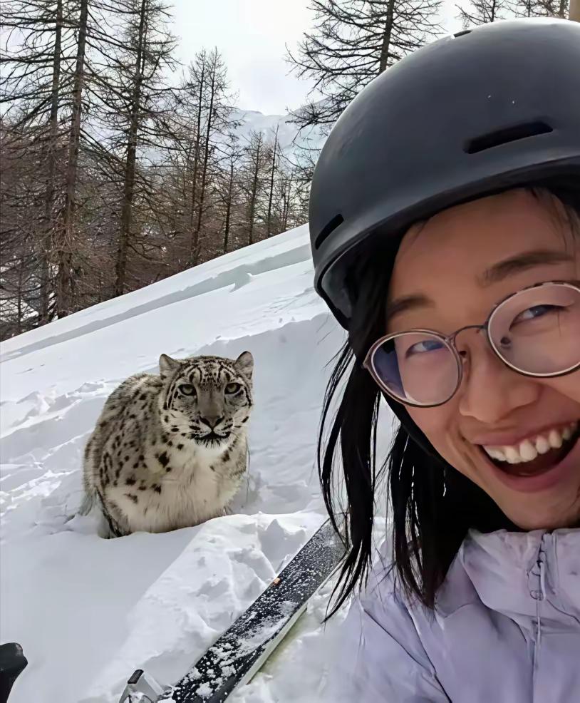 众所周知，笑容它不会消失，只会转移到网友脸上。[捂脸哭][捂脸哭]她以为是个大猫咪