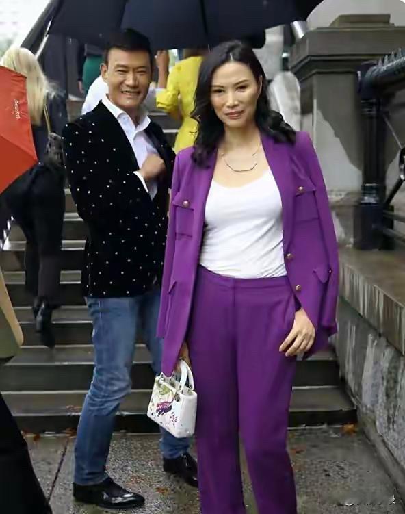 邓文迪一袭紫色套装，内穿白色打底，细看有一副冷峻美！[墨镜][墨镜]