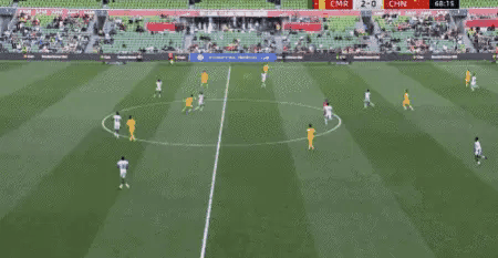 拉都拉不住！国足拜合拉木这身体素质是真硬！对手无奈犯规染黄！对阵喀麦隆队这场比