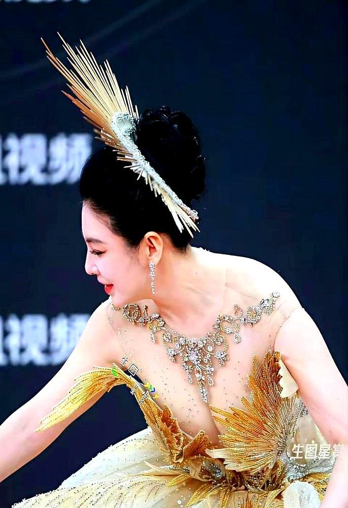 58cm腰不是饿的凌晨五点起床撸铁，火锅只敢涮菌汤，张雨绮把自律活成日常。