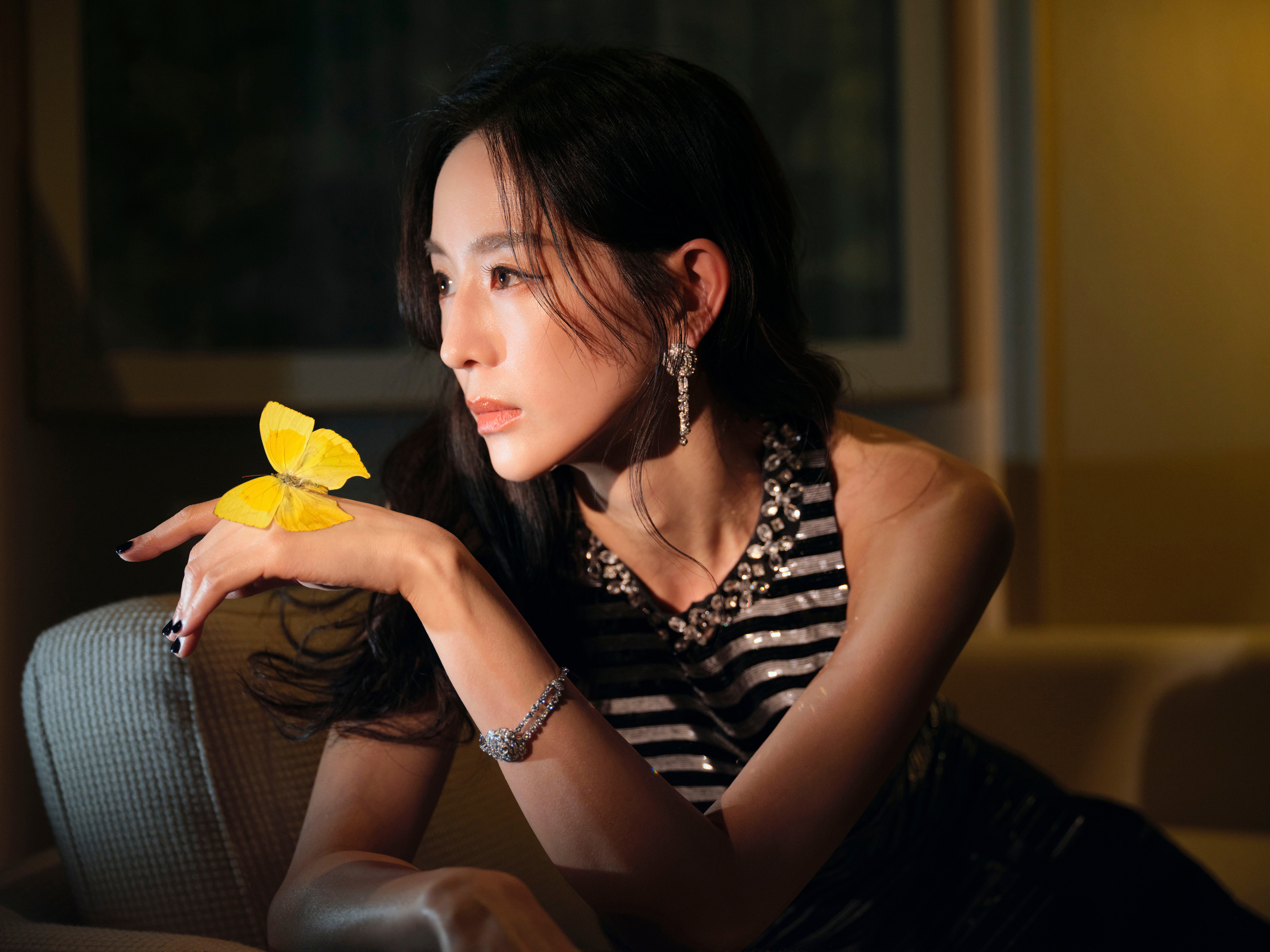 张钧甯身穿全套CHANEL亮相金鸡奖红毯，慵懒卷发搭配亮色系礼服清冷文艺🌸整