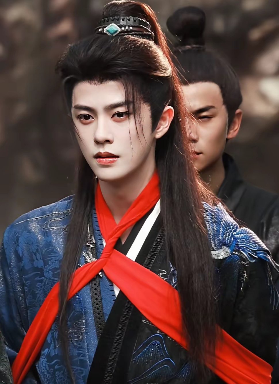 乍一看真以为是任嘉伦！查了才知道这个人叫刘润铭，是演短剧的。这也太帅了吧，感觉不