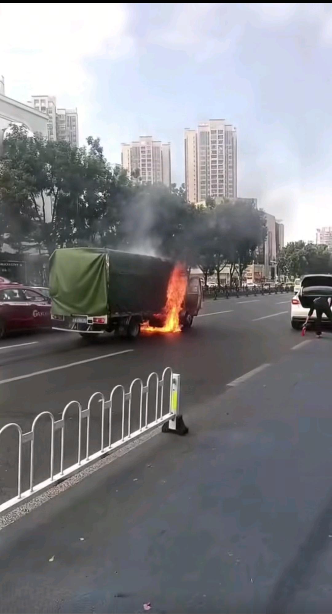 广州速度！沙园地铁站附近一辆货车拉的油料形成流淌火，迅速扑灭之后对设施进行修复！