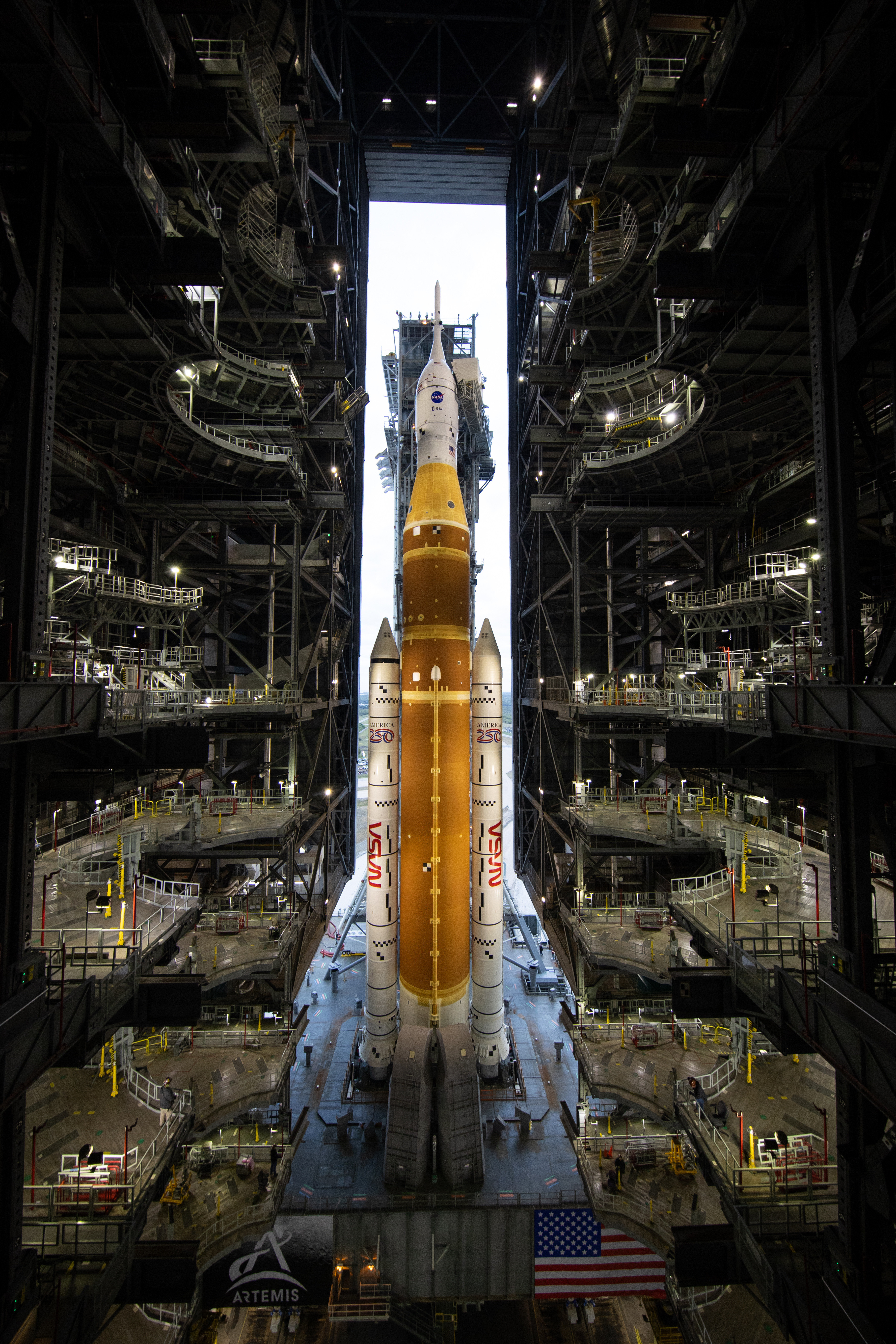 【因FTS线缆需更换，SLS火箭推出时间推迟一天】NASA于2026年3月16日