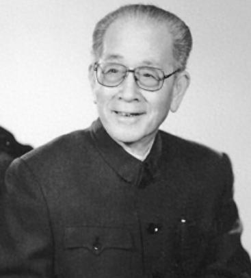 1982年的一天，刚获平反的李雪峰，就兴高采烈的去登门拜访刚卸任的纪登奎，当时李