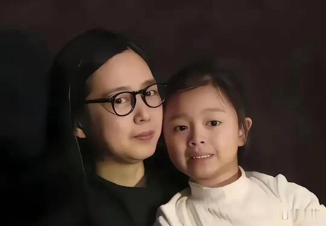 刘德华女儿刘向蕙眉眼神似父亲，气场出众毫不怯场，舞台表现力绝佳，自带超强巨星风范