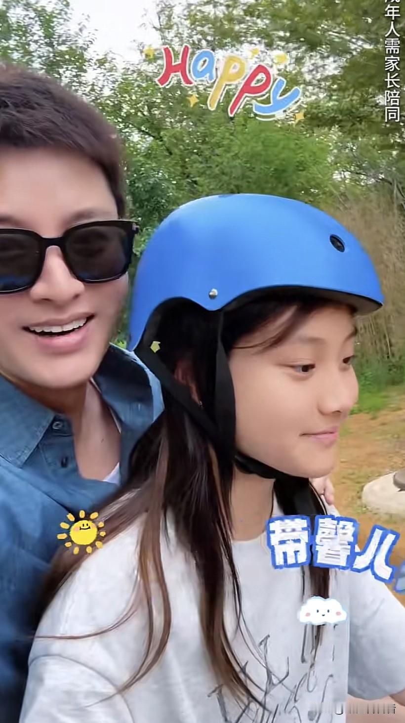 贾乃亮发了他跟女儿甜馨一起玩的视频，李小璐发了她跟女儿甜馨一起玩的视频，要明