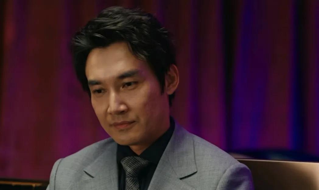 《利剑·玫瑰》第26集预告，甄妮打电话对刘纲说，他们给付浩辰送了一个孩子之后，他