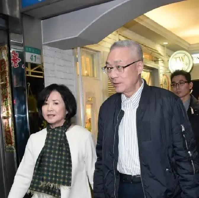 替夫站台，见过吗？国民党新竹县长初选，吴敦义的夫人蔡令怡，突然站出来力挺副县
