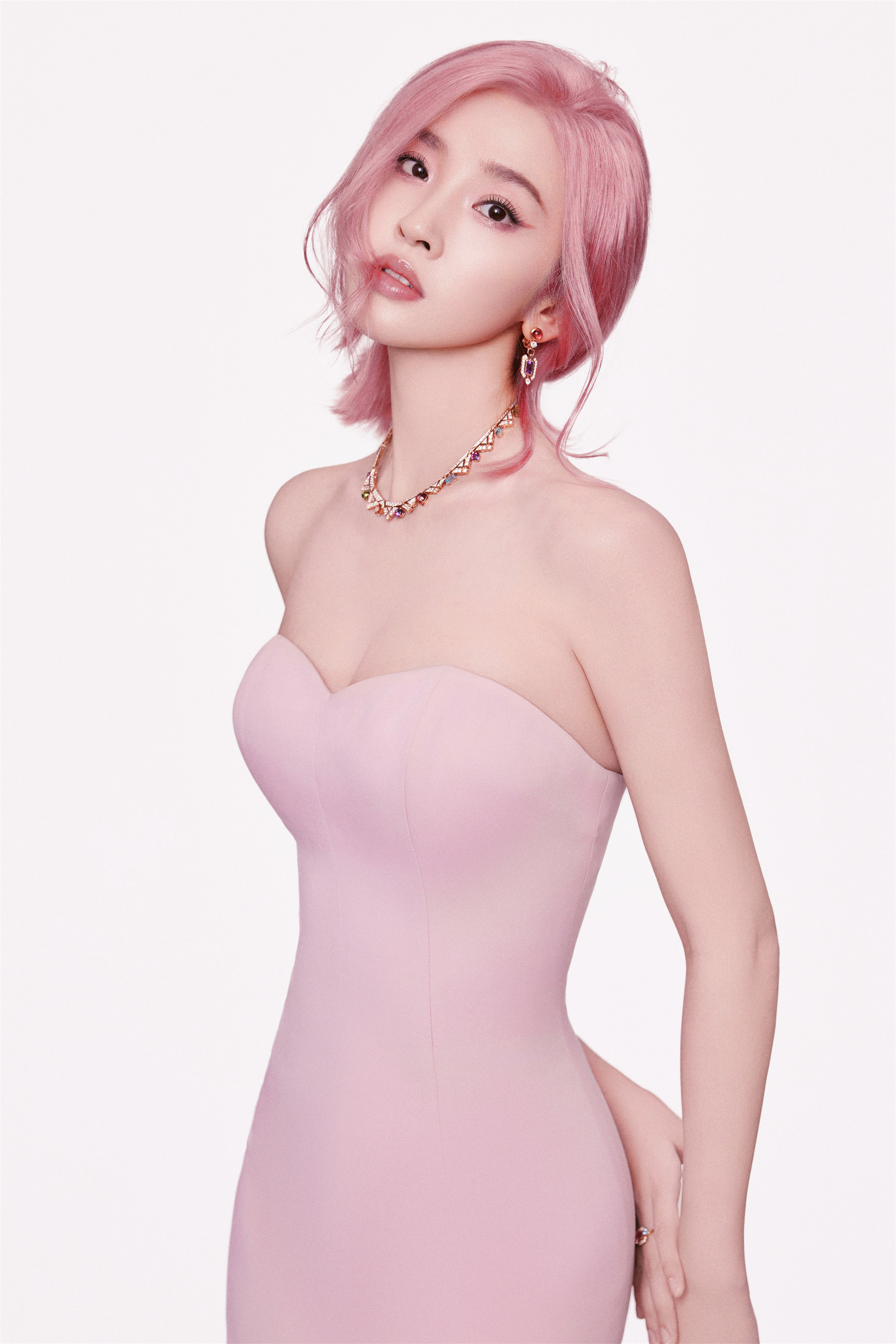 唐艺昕：明艳粉色，细腻吸睛。唐艺昕