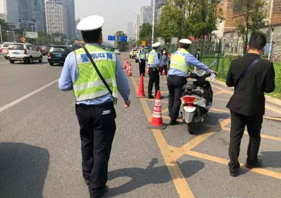 一名男子的电动车，被认定为超标电动车后，到有关部门上了临时牌照，随后骑车上路。可