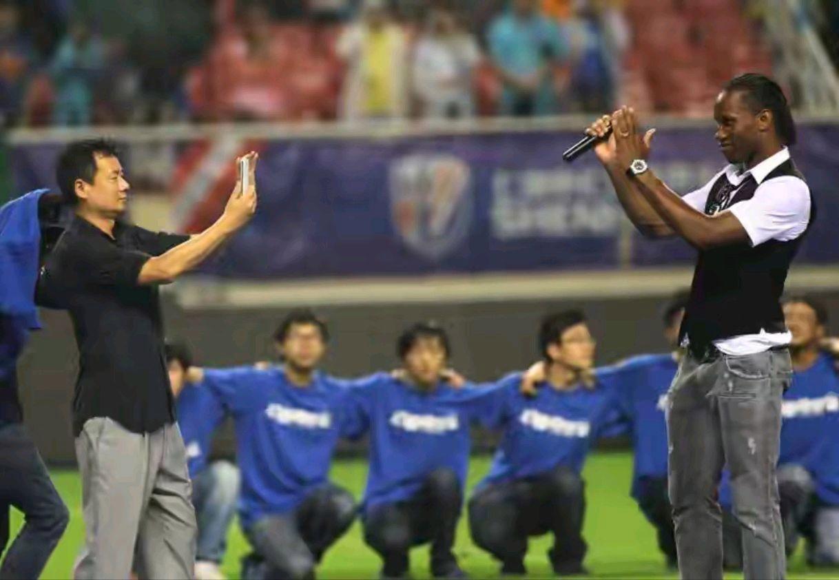 前申花老总希望申花球迷保持冷静!因为他认为如果球迷把管理层气走,谁还愿意接?言外