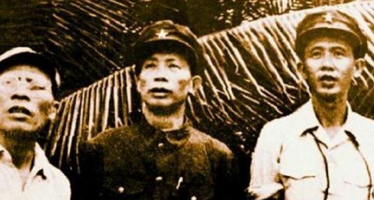 1955年授衔仪式上，作为琼崖三队长之一的马白山在授衔仪式后，找到了老上级冯白驹