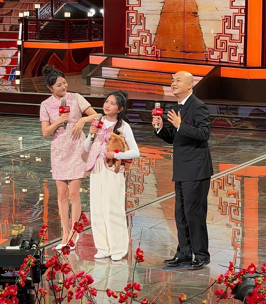 包贝尔包文婧夫妇带着女儿饺子一起录制节目，饺子台风稳健，丝毫不畏惧镜头。再加上饺