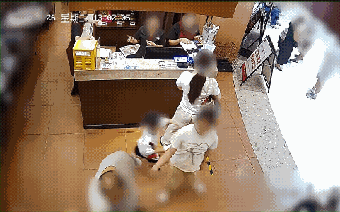 完整视频曝光后，指责4岁男孩的这名女孩算是彻底社死了，男孩没有刻意骚扰，没有恶意