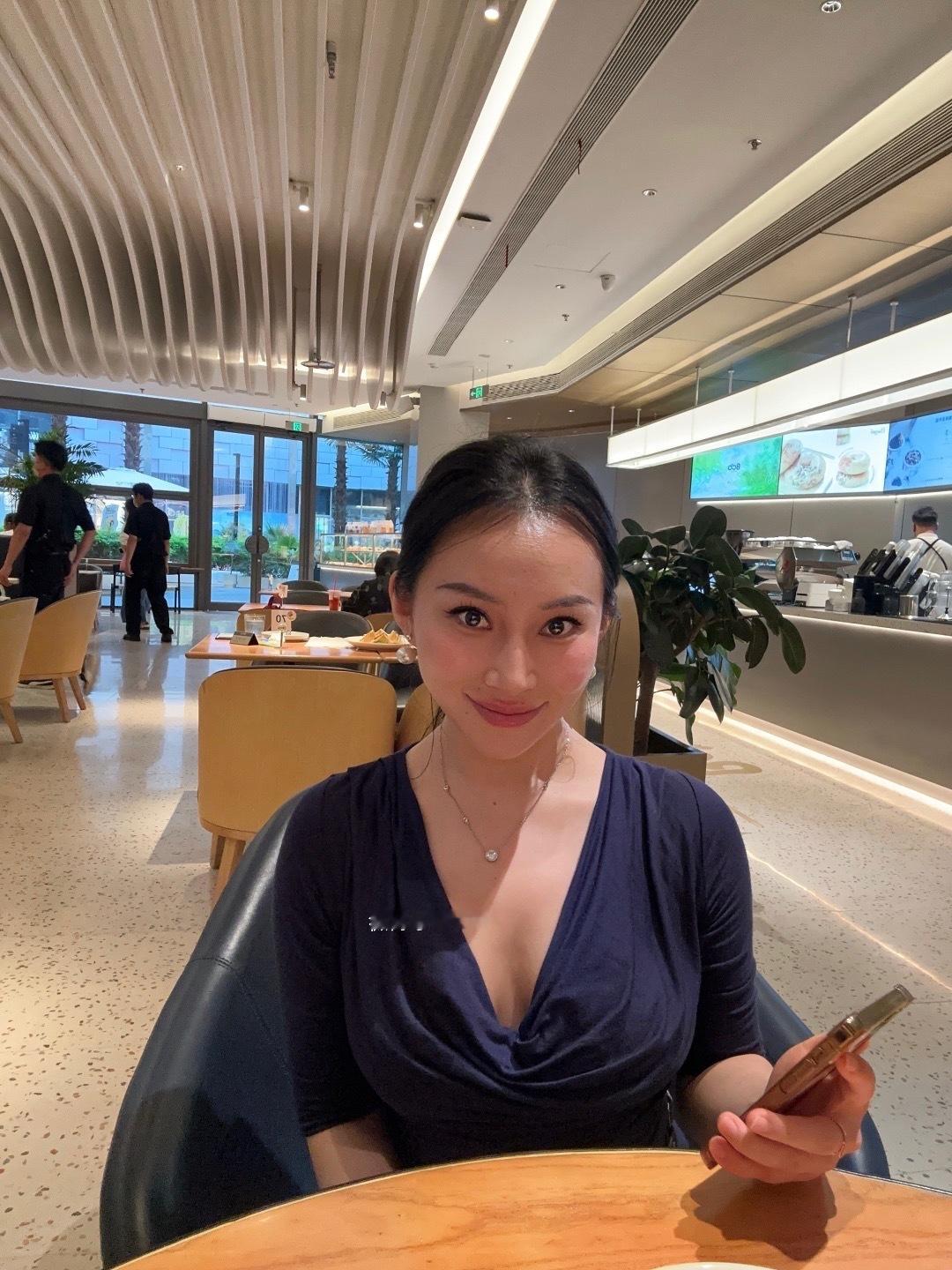 又是请客吃饭的漂亮姐姐[吐舌头眯眼睛笑]​​​