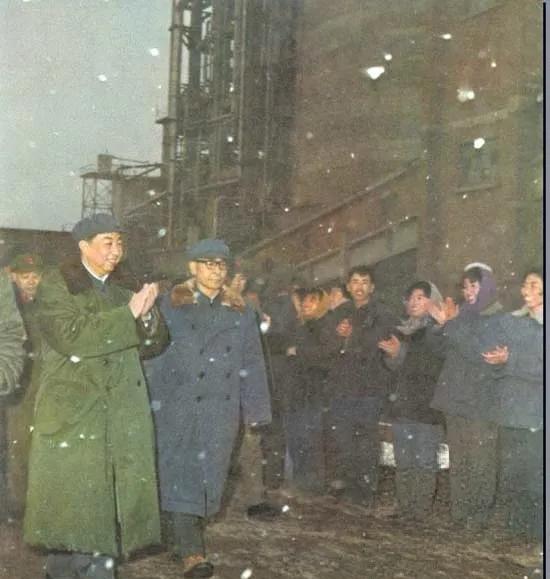 1977年华国锋视察大庆油田，这是冒雪视察大庆化肥厂，图片中白色的不是照片保存的