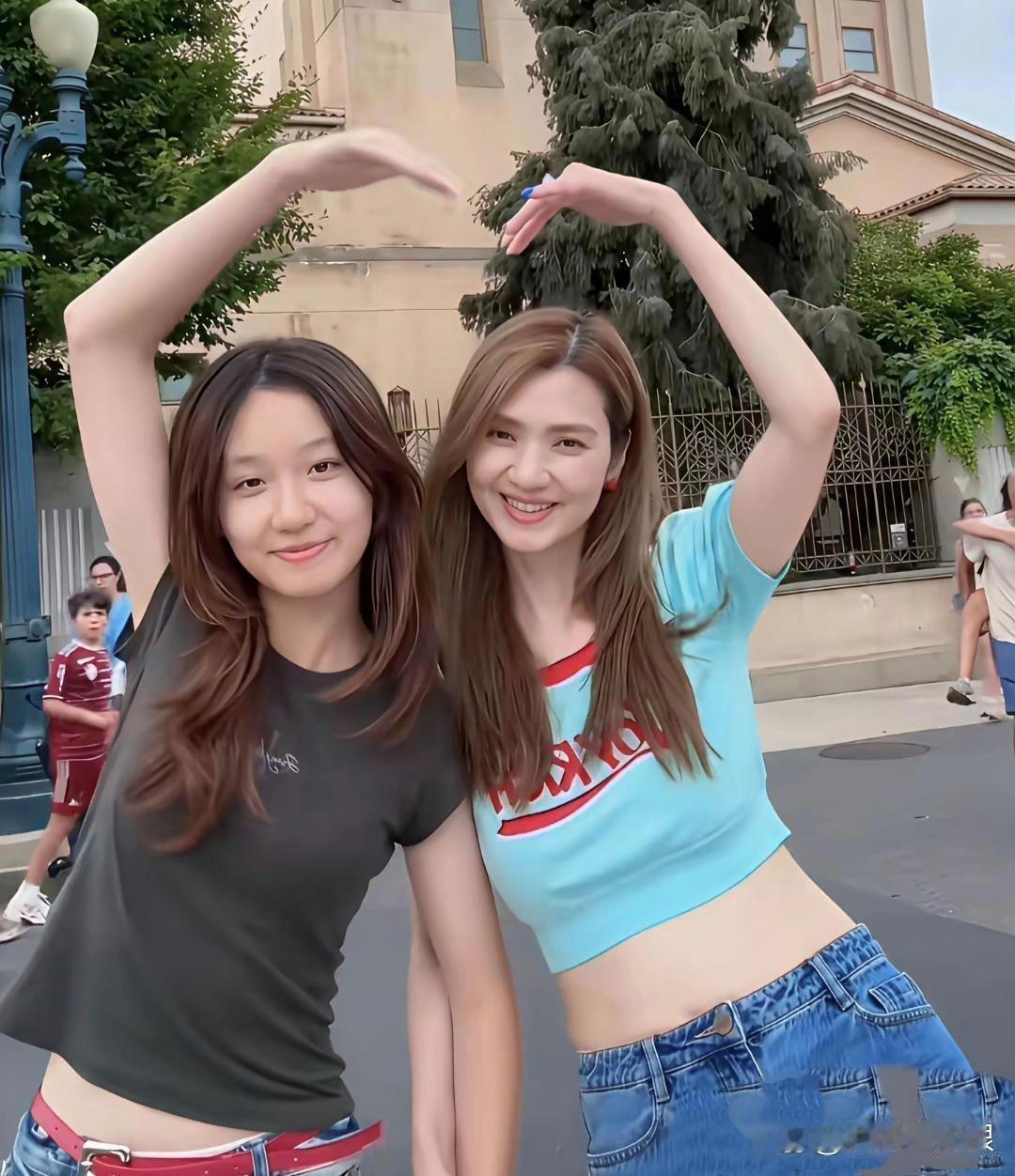 哇塞！洪欣领女儿出去玩啦！她都54岁了，保养得那叫一个好！跟12岁女儿站一块，简