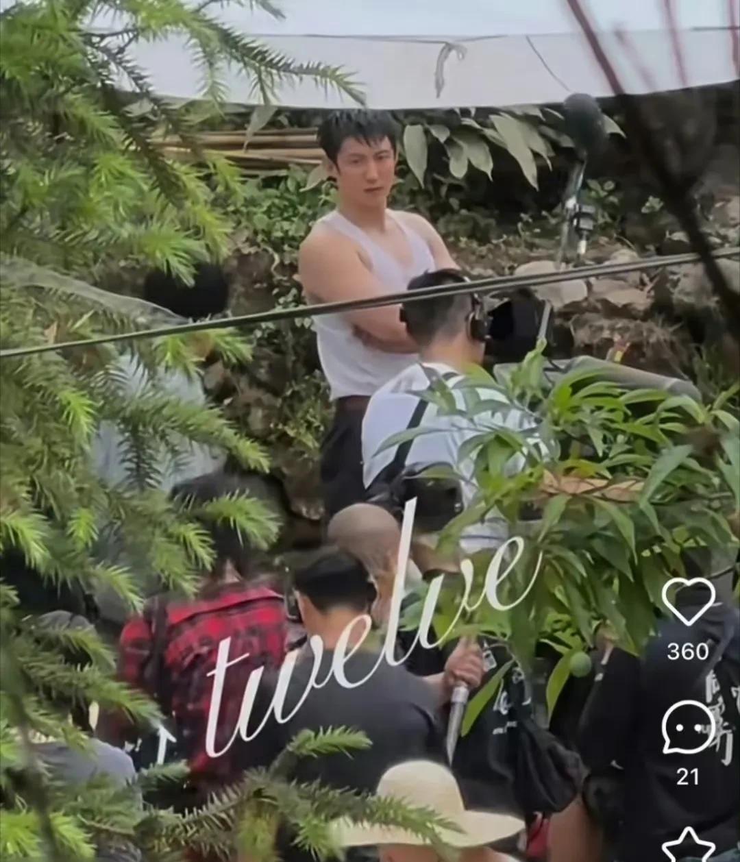 黄景瑜湿发白背心路透引热议！剧组伙食被“盖章认证”？黄景瑜最新湿发白背心路透曝