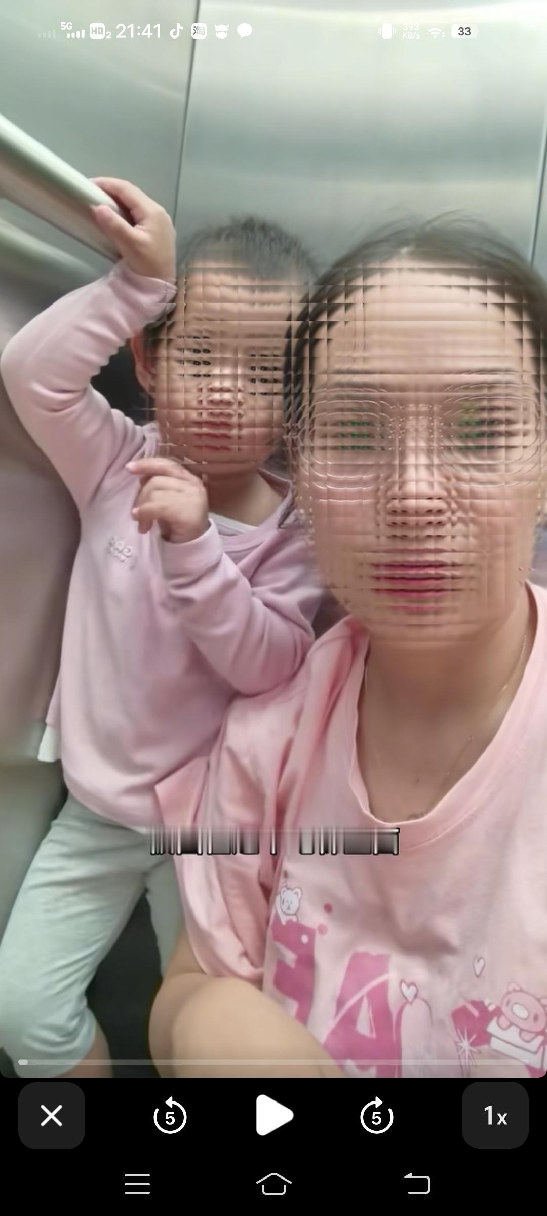 广东。女子发视频吐槽：自己和2岁女儿被困电梯1.5小时，无人施救，报警按钮一直提