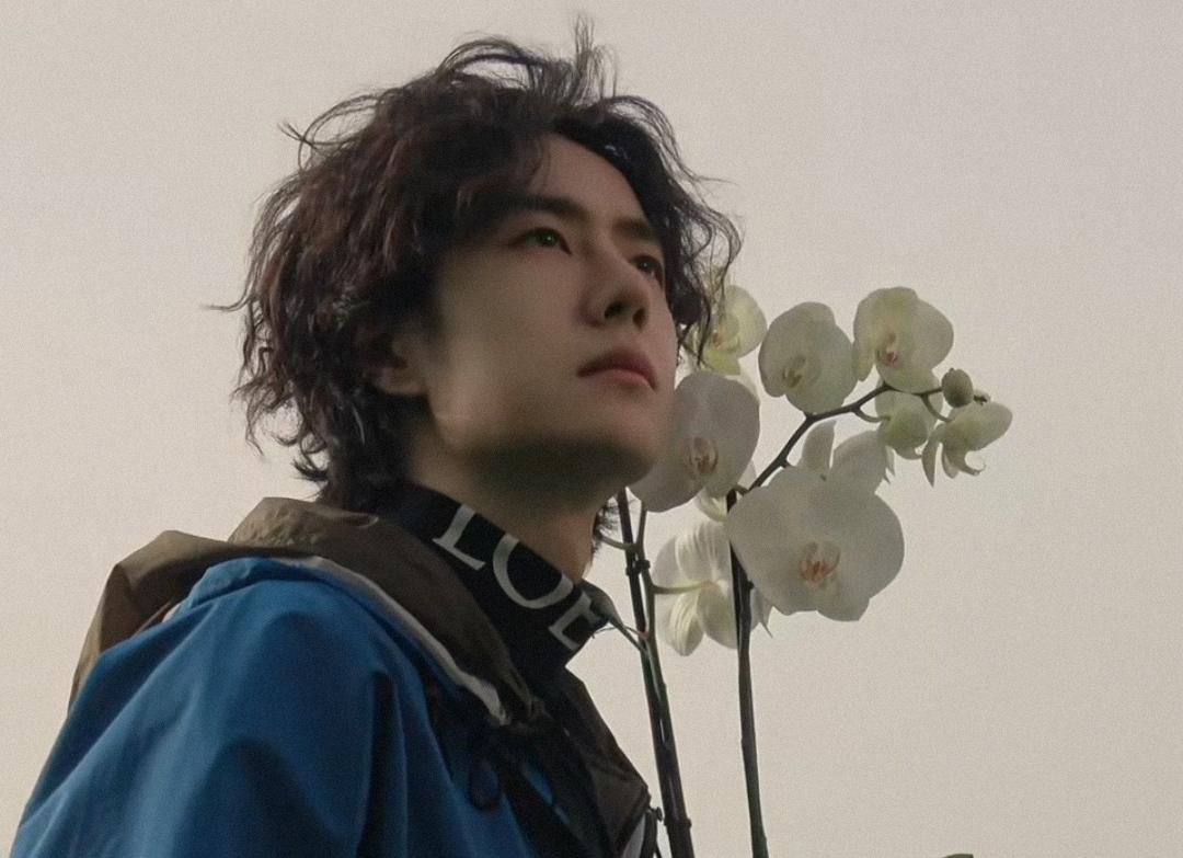 王一博镜头中的风景和别人镜头中的王一博。浮生偷得半日闲的悠闲惬意感……王一博