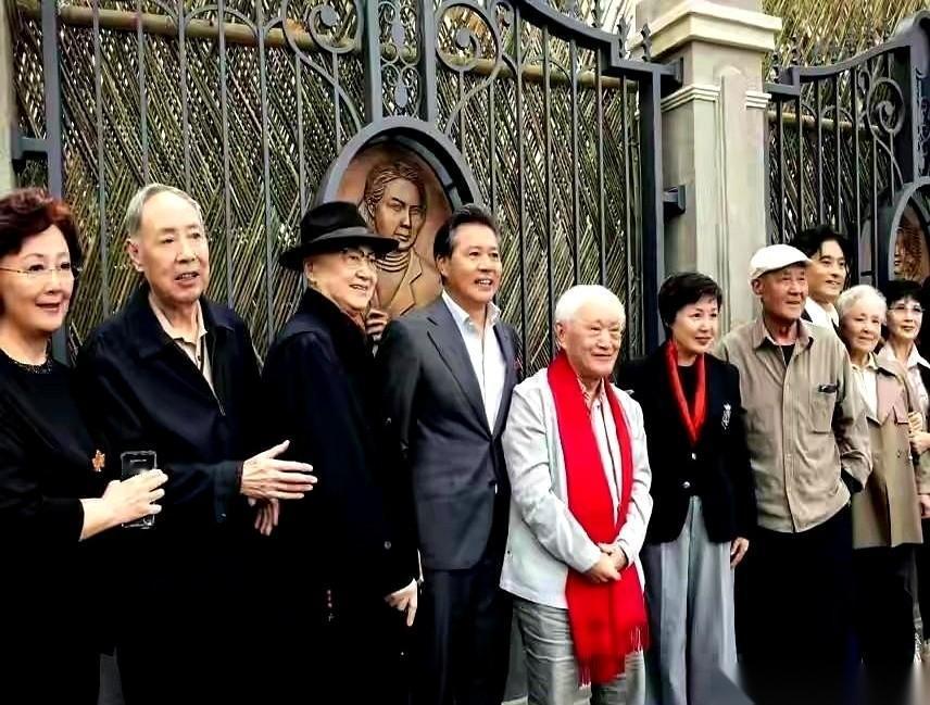 我第一眼看到这张合影，人都傻了。左边第二个，那个一头白发、身板看着都有点单薄的