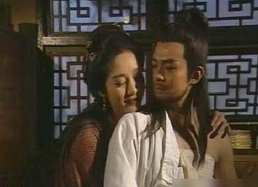 同样是演马夫人，一个成了男人眼里的“尤物”，一个却成了让人脊背发凉的“毒物”。