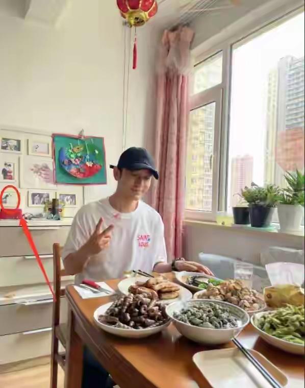 黄晓明还是没有放下杨颖啊！家里还挂着与杨颖的结婚照呢！果然男人都是吃着碗里看