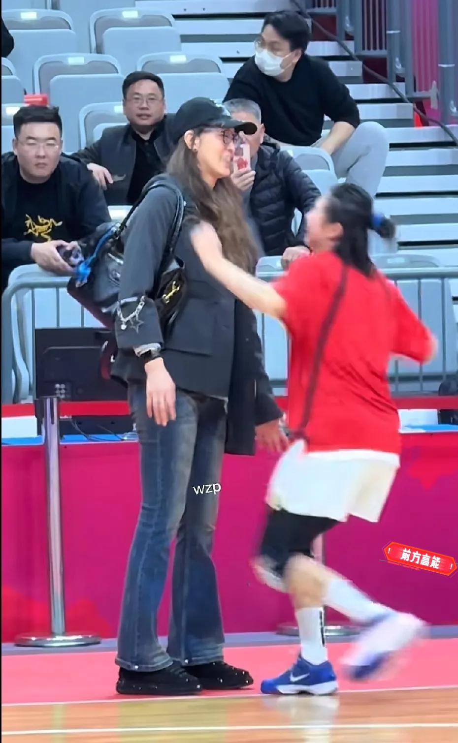破防了！王思雨赛场一见隋菲菲，立刻冲上去紧紧拥抱，两代山东女篮女神同框，满屏都是