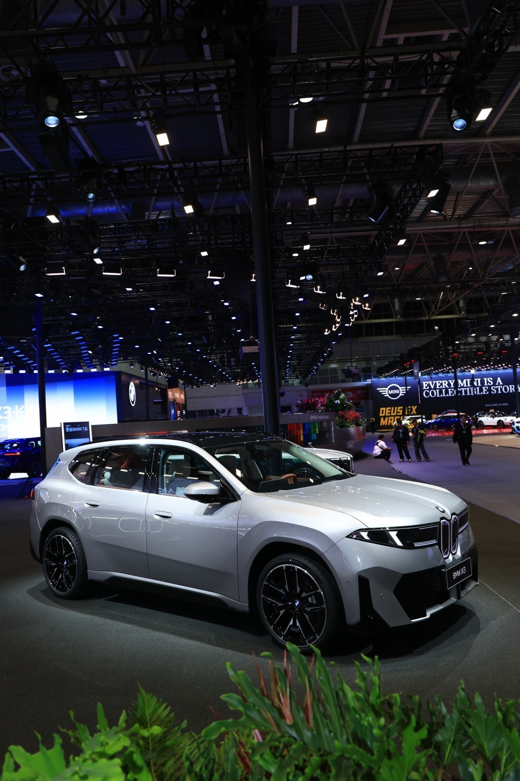 宝马展台人气王竟是TA看到宝马iX3的实车了，感觉长轴距版的比例还更好看。不管怎