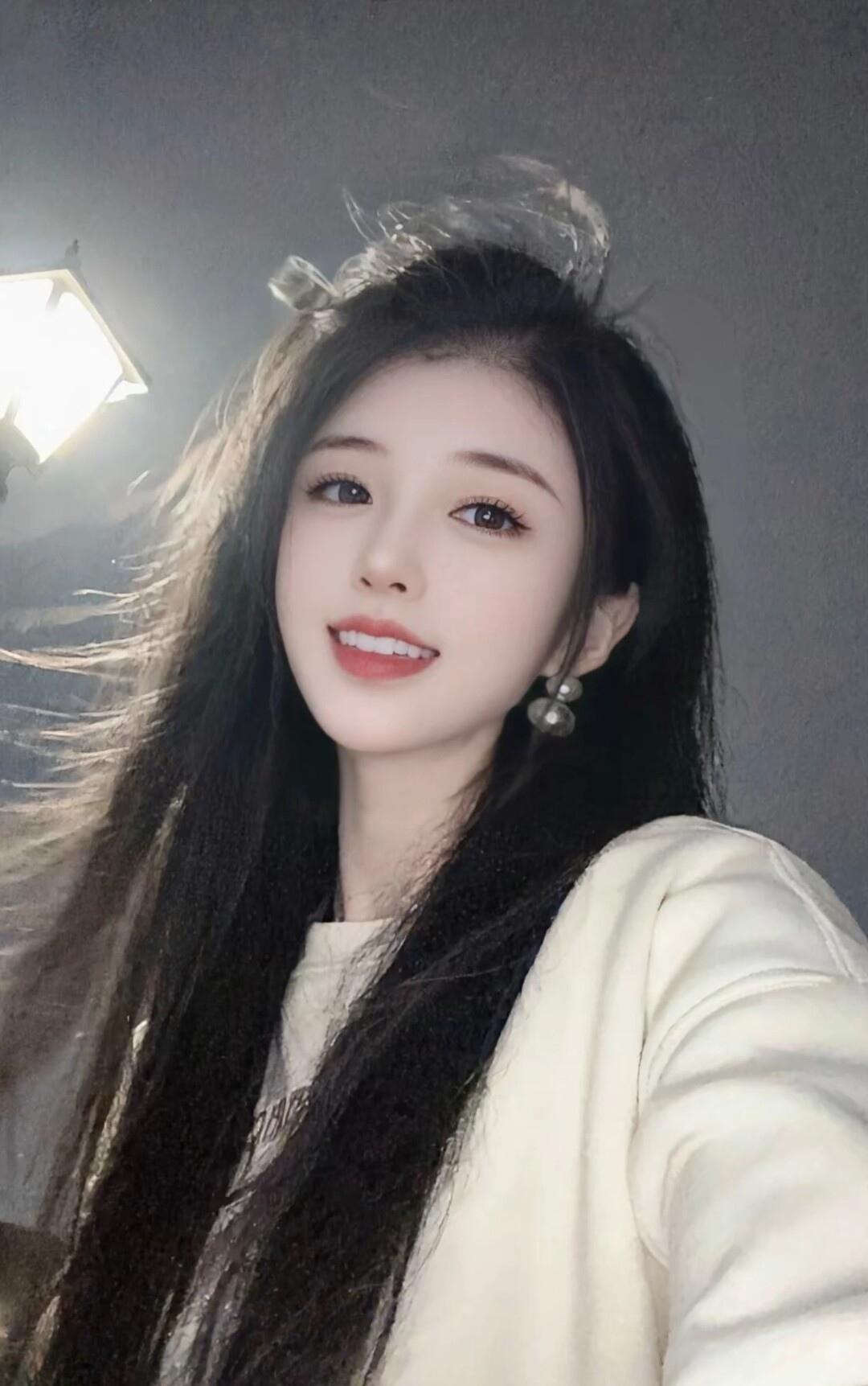 甜美笑容，温柔发丝，少女心满满的一天！💖✨