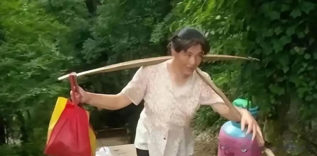 你见过人性最赤裸的样子吗？在安徽齐云山3700级台阶上，一个女人用一根扁担，