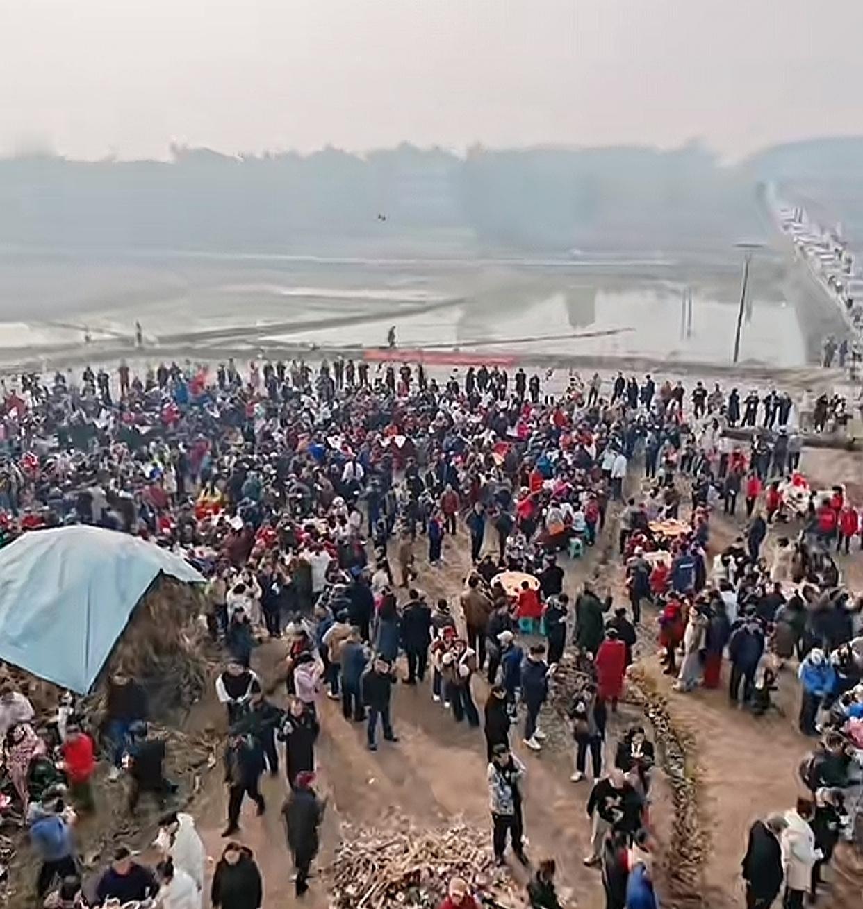 保时捷洗碗宝马烧火！呆呆杀年猪现场，豪车的画风彻底歪了，谁能想到百万豪车扎堆乡