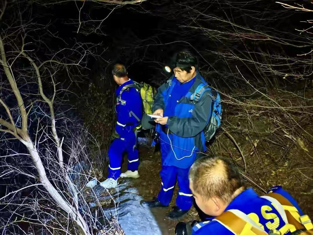 近日，房山蓝天救援队遭遇“扎心事”。11月20日晚，他们完成一起救援准备回撤时，