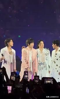 周杰伦没想到朱孝天也没想到F4编外人员阿信真的太不小心了，舞台唱歌不小心就摔