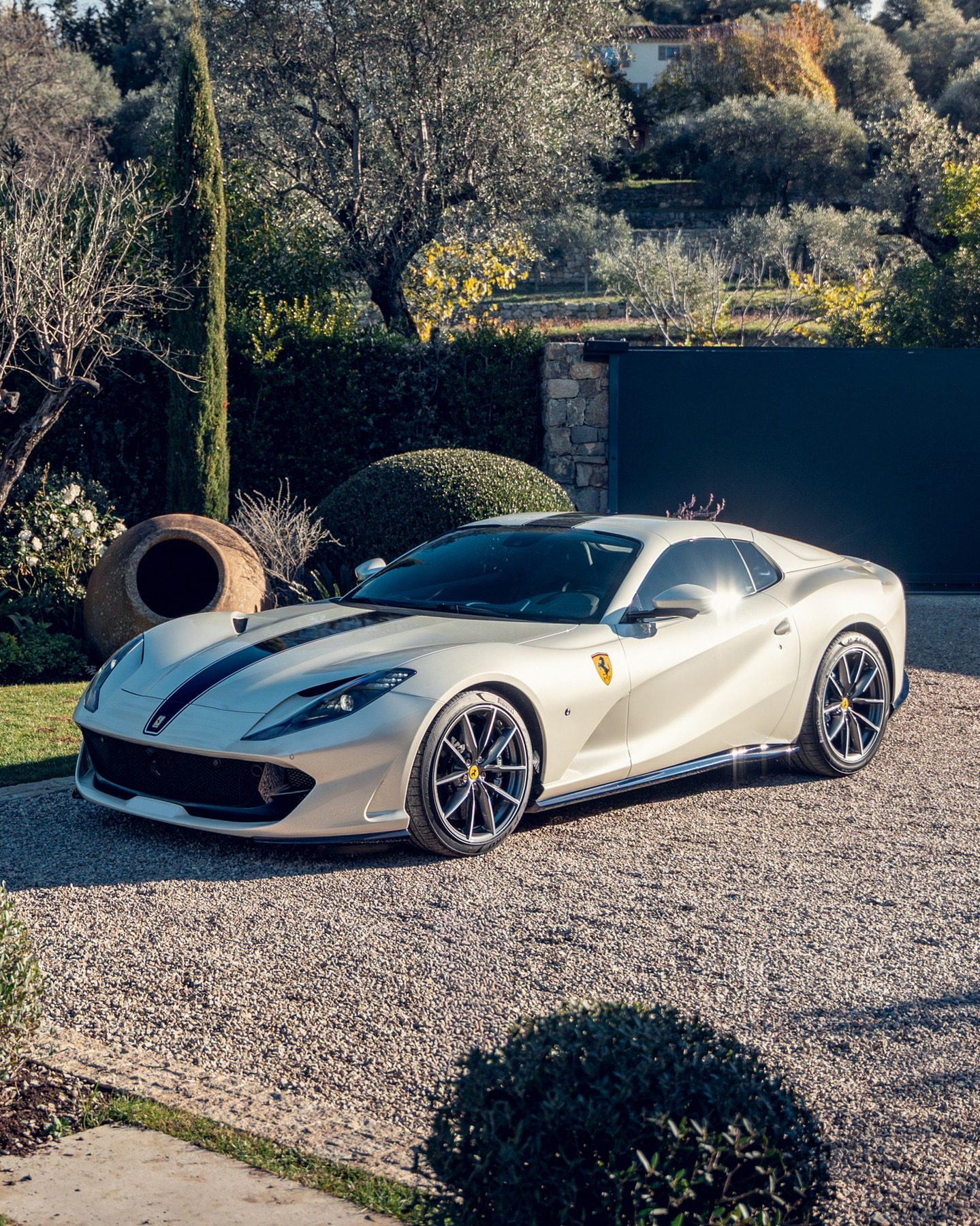 Car时尚奢华、性能与风格，完美融合。2021款法拉利812GTS是一款罕