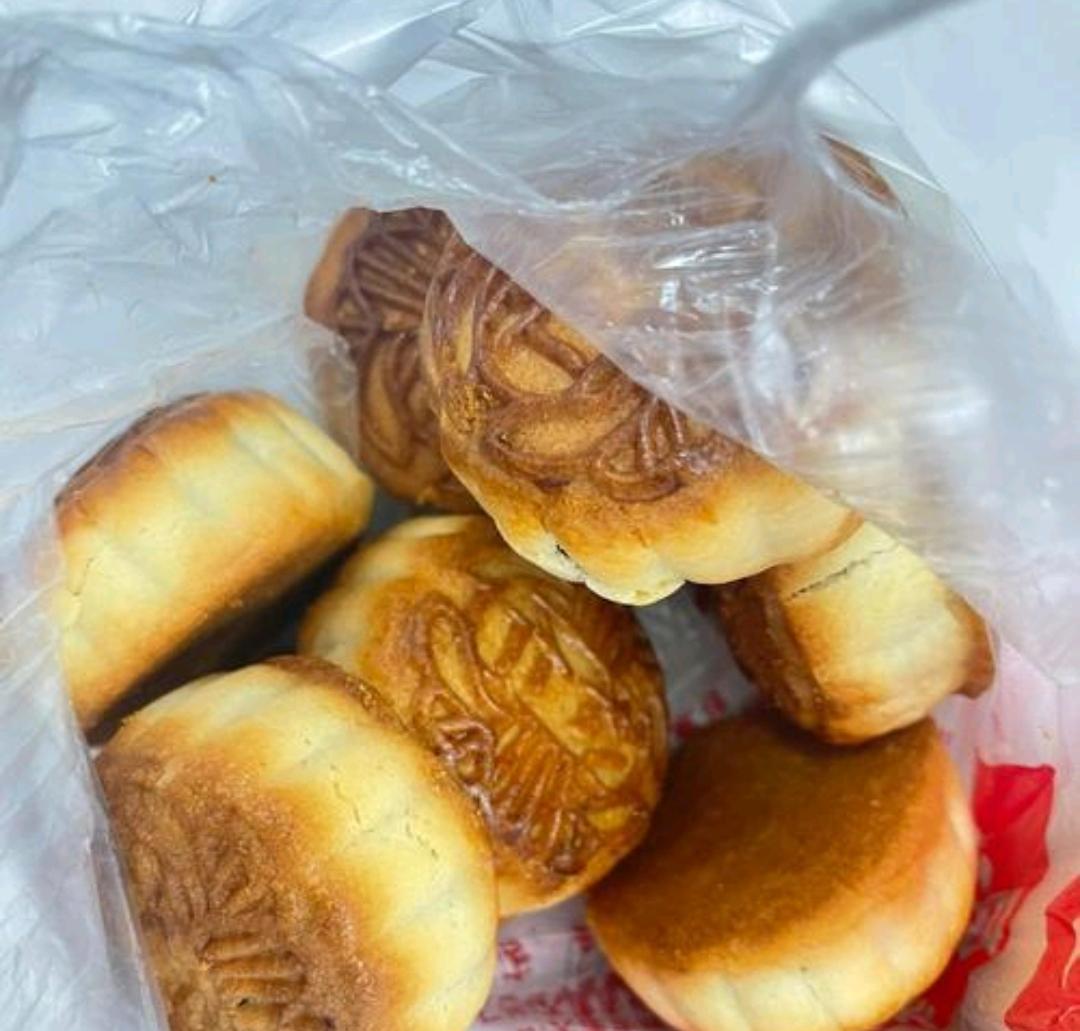 中秋节单位给我们保安每人发了四块月饼，散装的，好几种馅。吃着说不上很好，但也不难