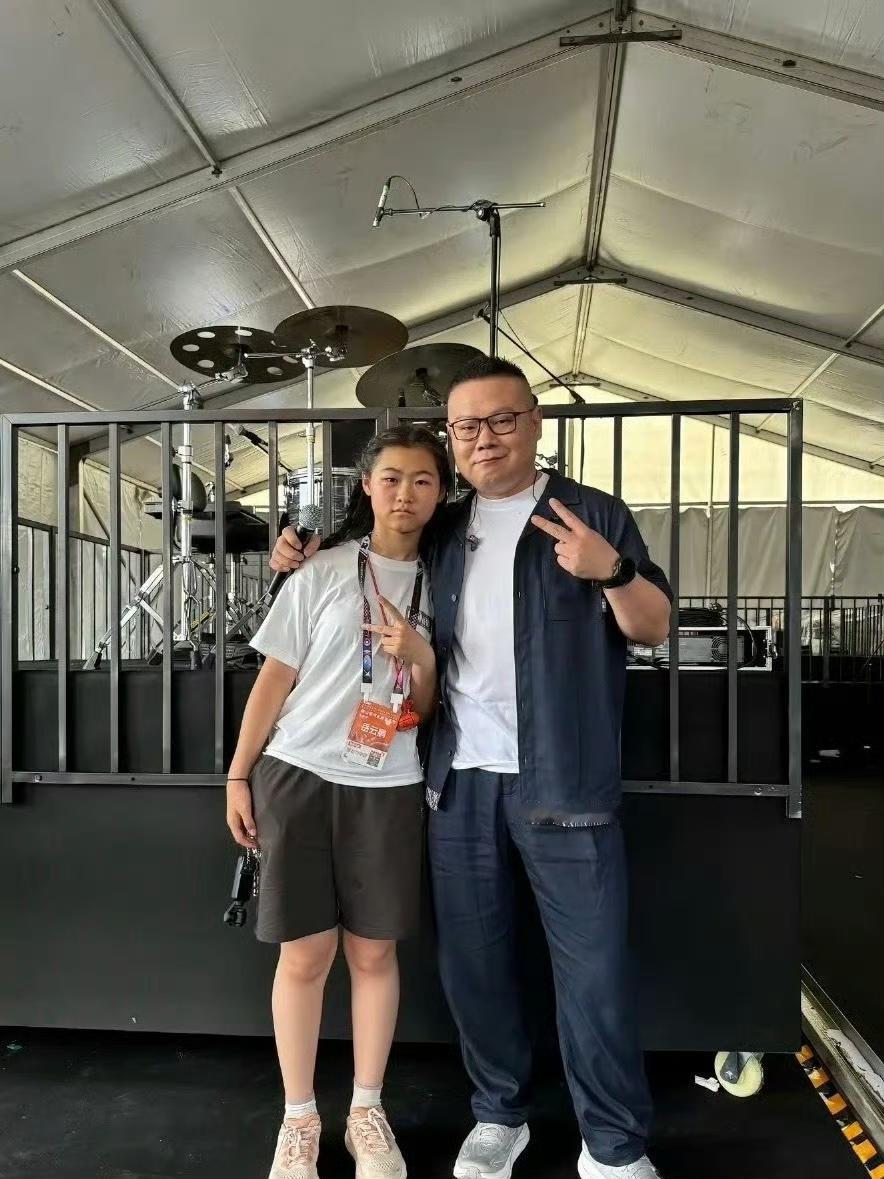 岳云鹏把全部的爱给了女儿，也把长相毫无保留地遗传给了女儿。如今他女儿已经上初