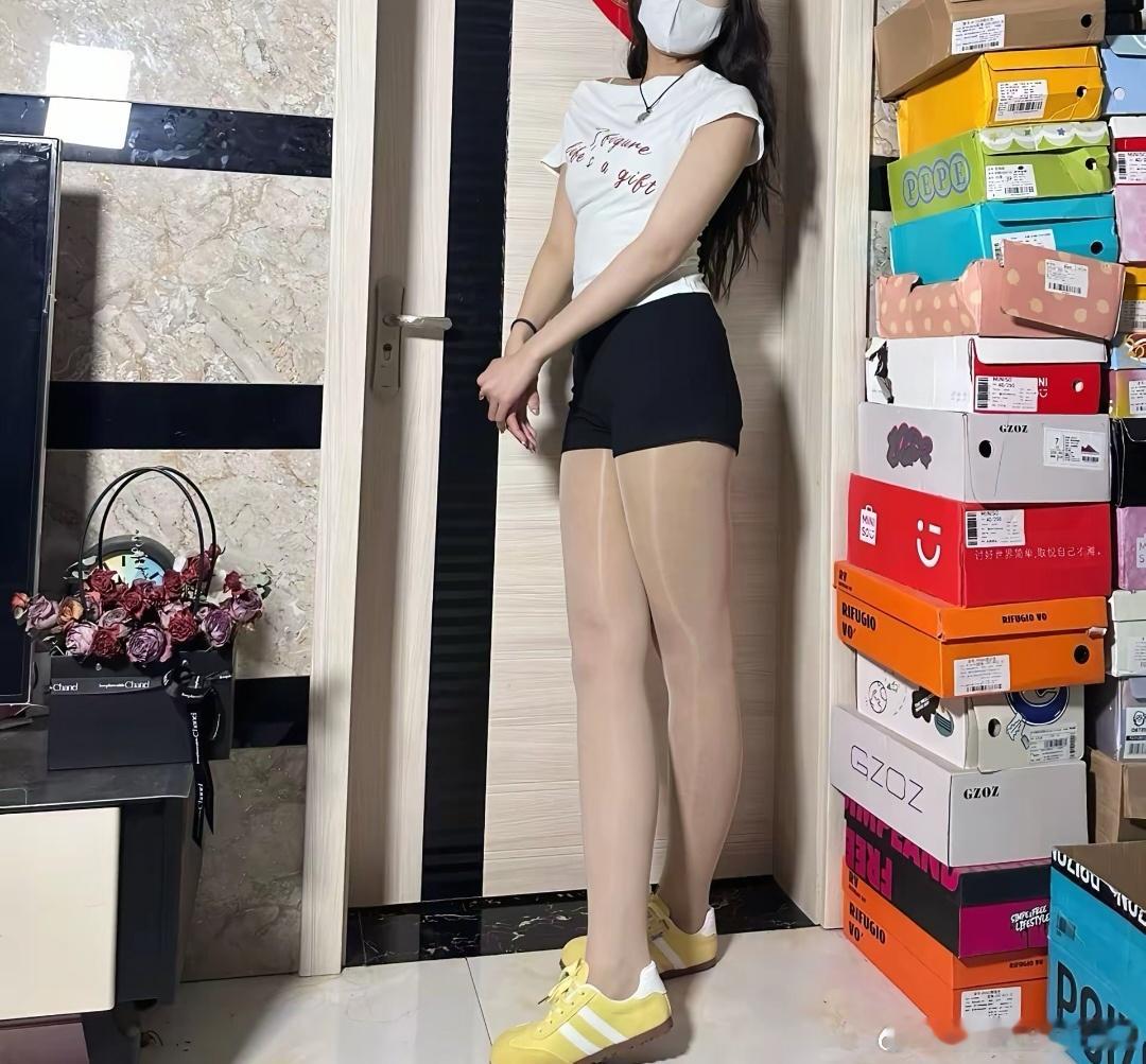 今天穿什么白色短袖，黑色短裤美女精彩人像​​​
