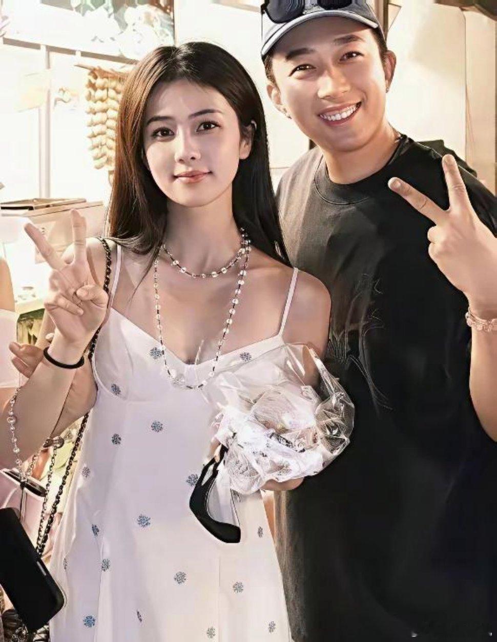 白鹿没说要走。是于正快接不住她了。平台现在抢人，已经不谈片酬了。爱奇艺和柠萌影业