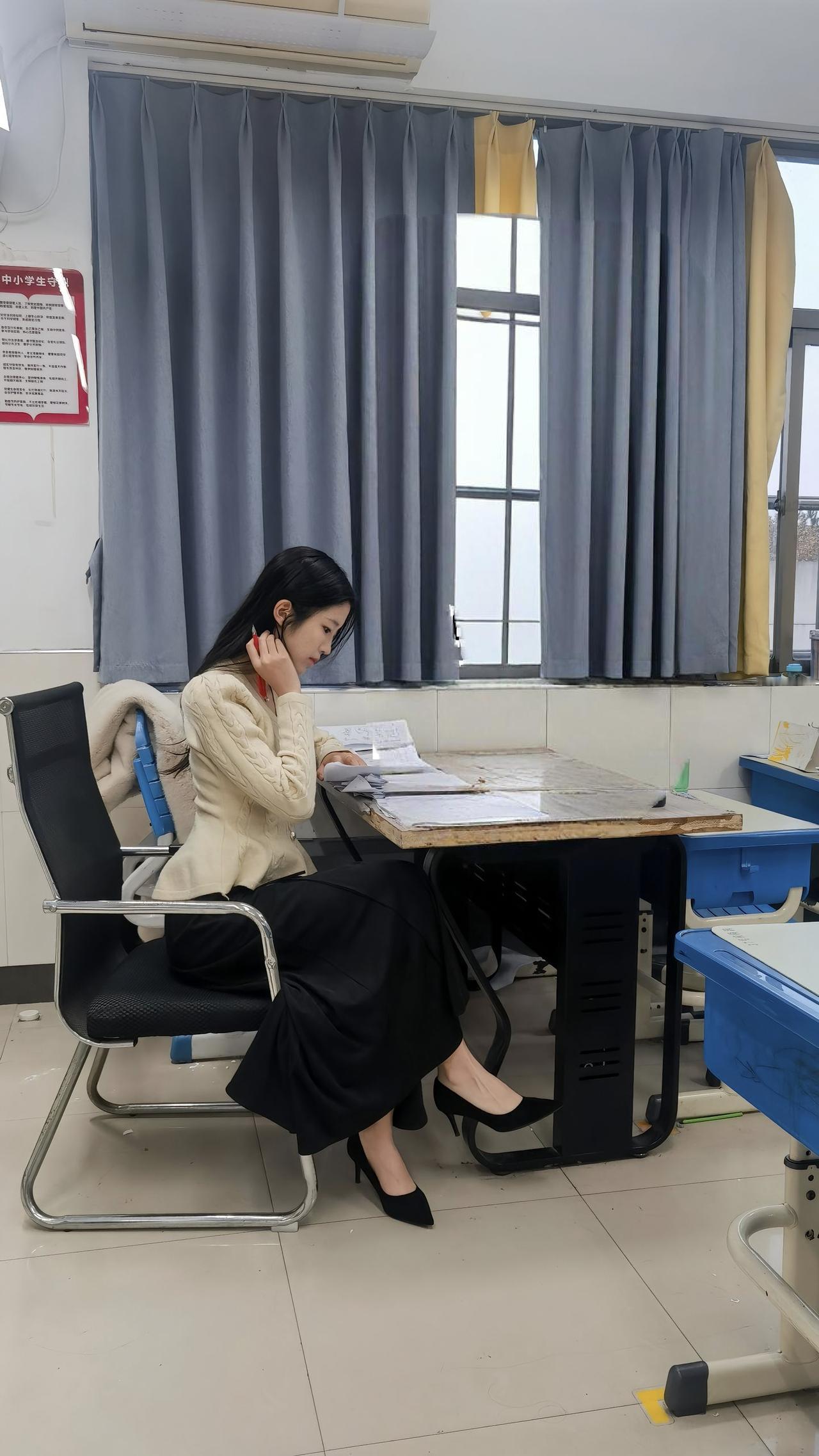 现在的90后、00后老师，真的越来越“养眼”了！有人觉得老师就该朴素，不该花心思