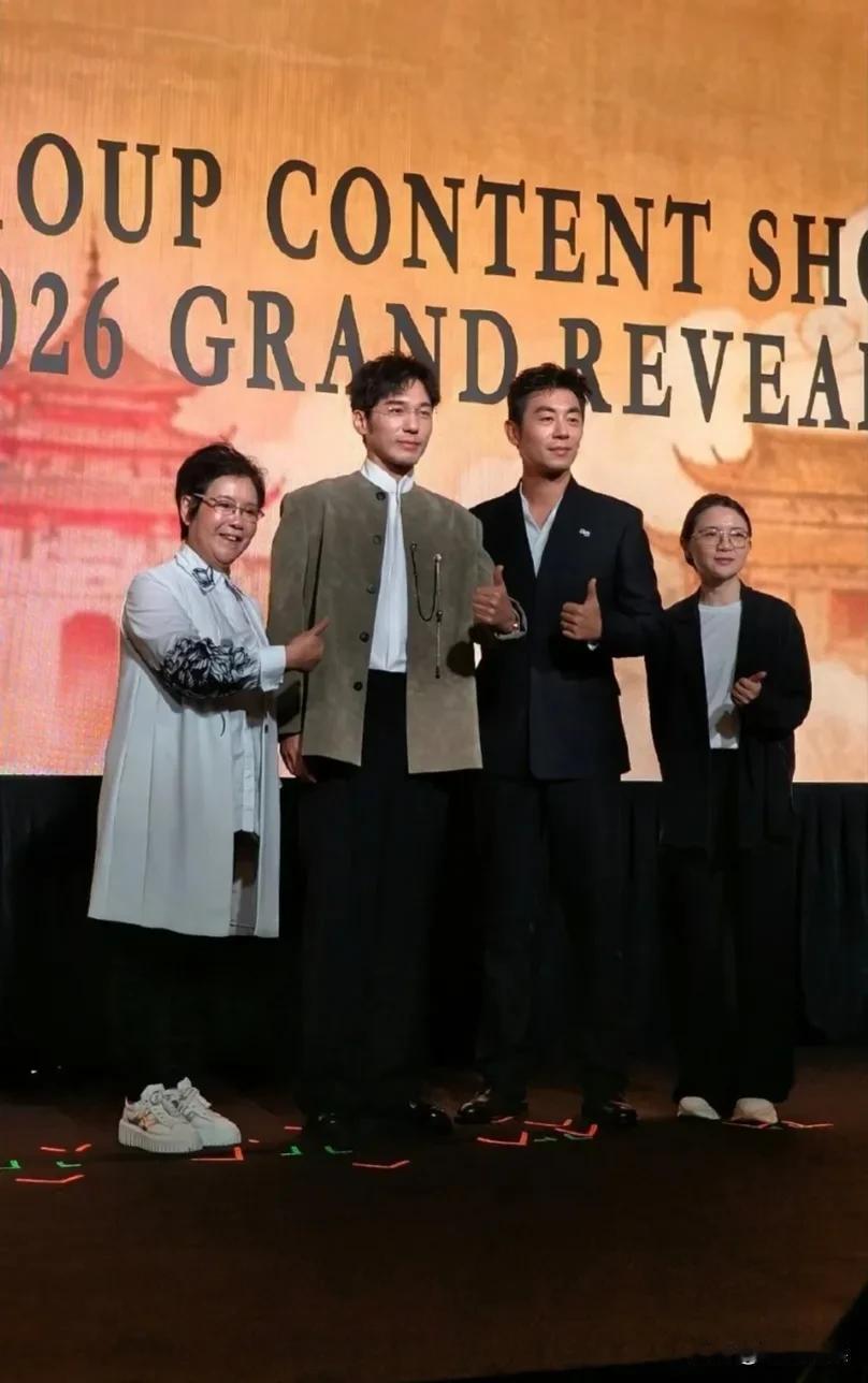 朱亚文和白宇现身新加坡新片《太平年》路演。白宇穿着一件青灰色圆领外套，戴着眼镜