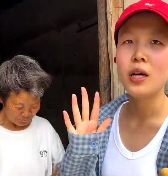 安徽一残疾女孩独自在街上卖菜，一男子见她可怜，便花500元买下所有的菜，只要求去
