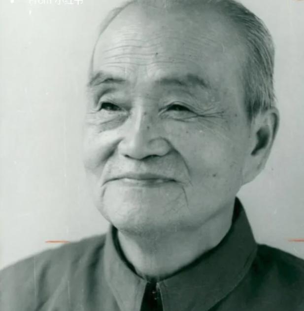 他是“中共中央一支笔”，给毛主席当了25年秘书。1967年五一，毛主席专程来看他