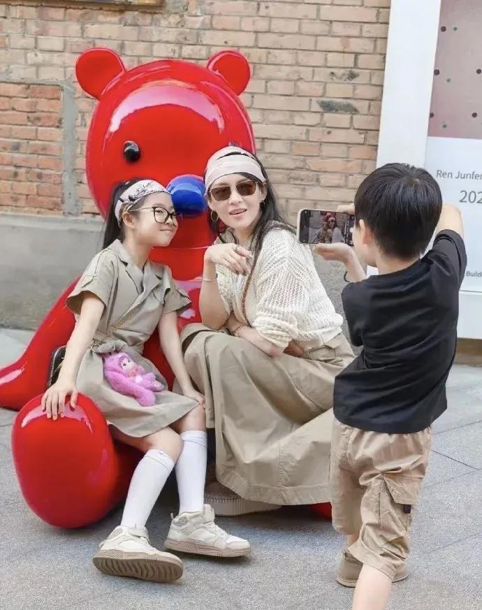 汪峰儿子真的是太懂事了，都不到十岁，跟着妈妈姐姐出门玩，就知道给妈妈姐姐拍照了。